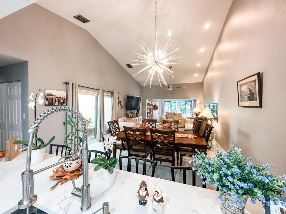 For Sale: $384,999 (2 beds, 2 baths, 1245 Square Feet)