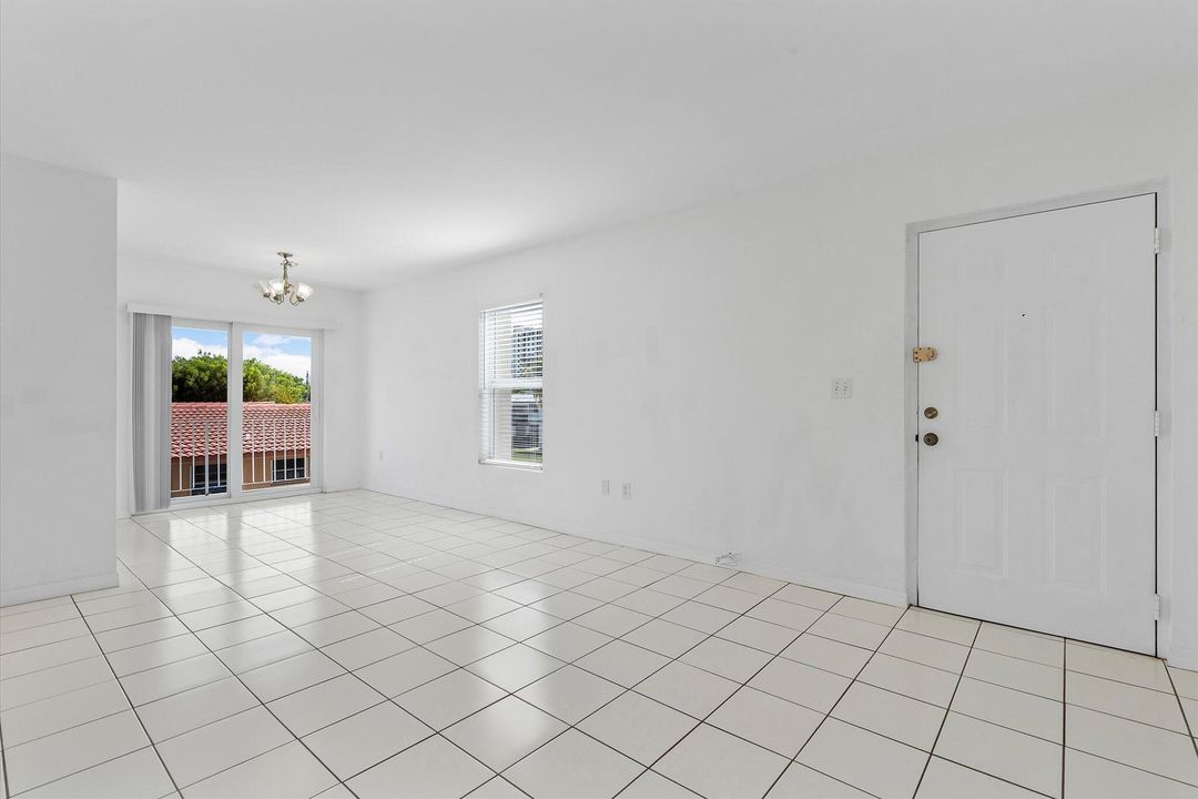 待售: $350,000 (2 贝兹, 1 浴室, 770 平方英尺)