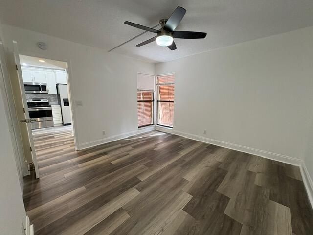 合同活跃: $2,500 (2 贝兹, 2 浴室, 873 平方英尺)