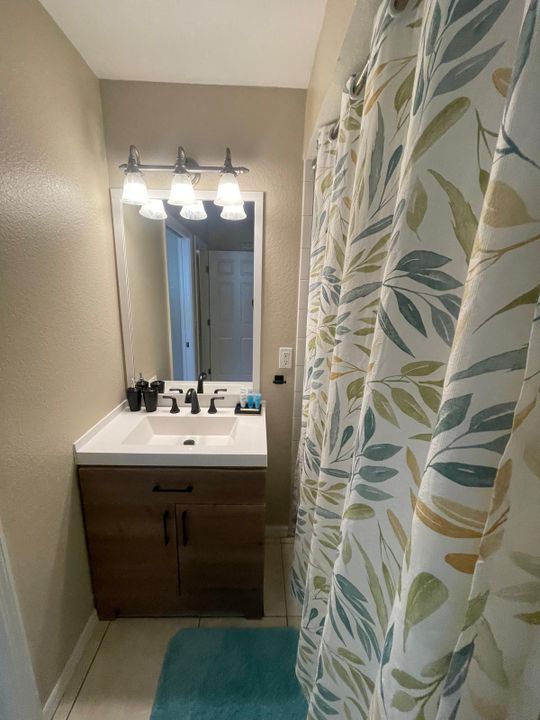 В аренду: $3,600 (4 спален, 2 ванн, 1712 Квадратных фут)