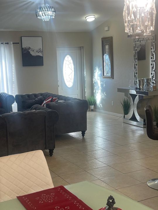 В аренду: $3,600 (4 спален, 2 ванн, 1712 Квадратных фут)