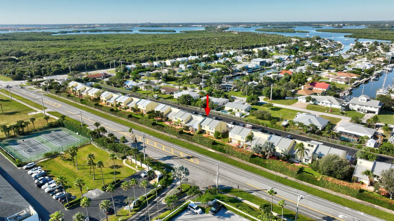 Active With Contract: $254,000 (2 beds, 1 baths, 1088 Square Feet)