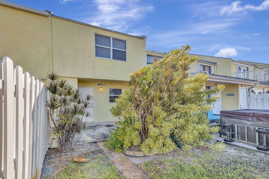 Active With Contract: $254,000 (2 beds, 1 baths, 1088 Square Feet)