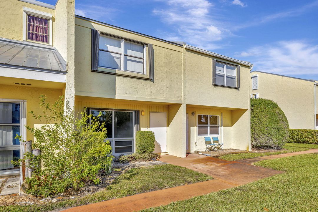 Active With Contract: $254,000 (2 beds, 1 baths, 1088 Square Feet)