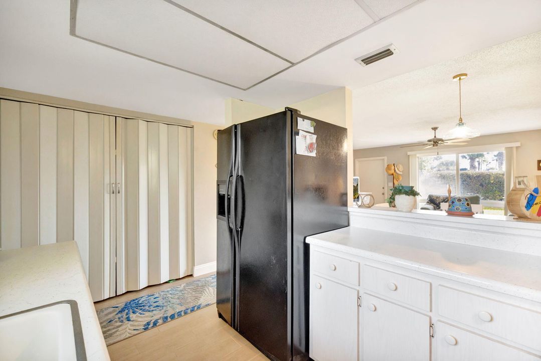 Active With Contract: $254,000 (2 beds, 1 baths, 1088 Square Feet)