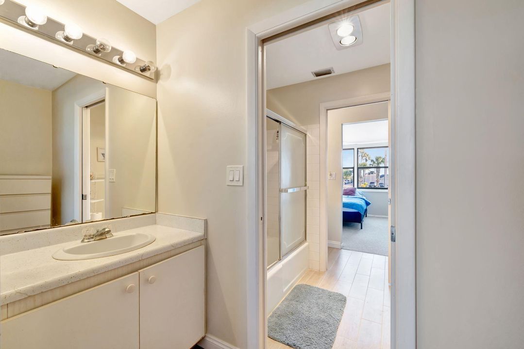 Active With Contract: $254,000 (2 beds, 1 baths, 1088 Square Feet)