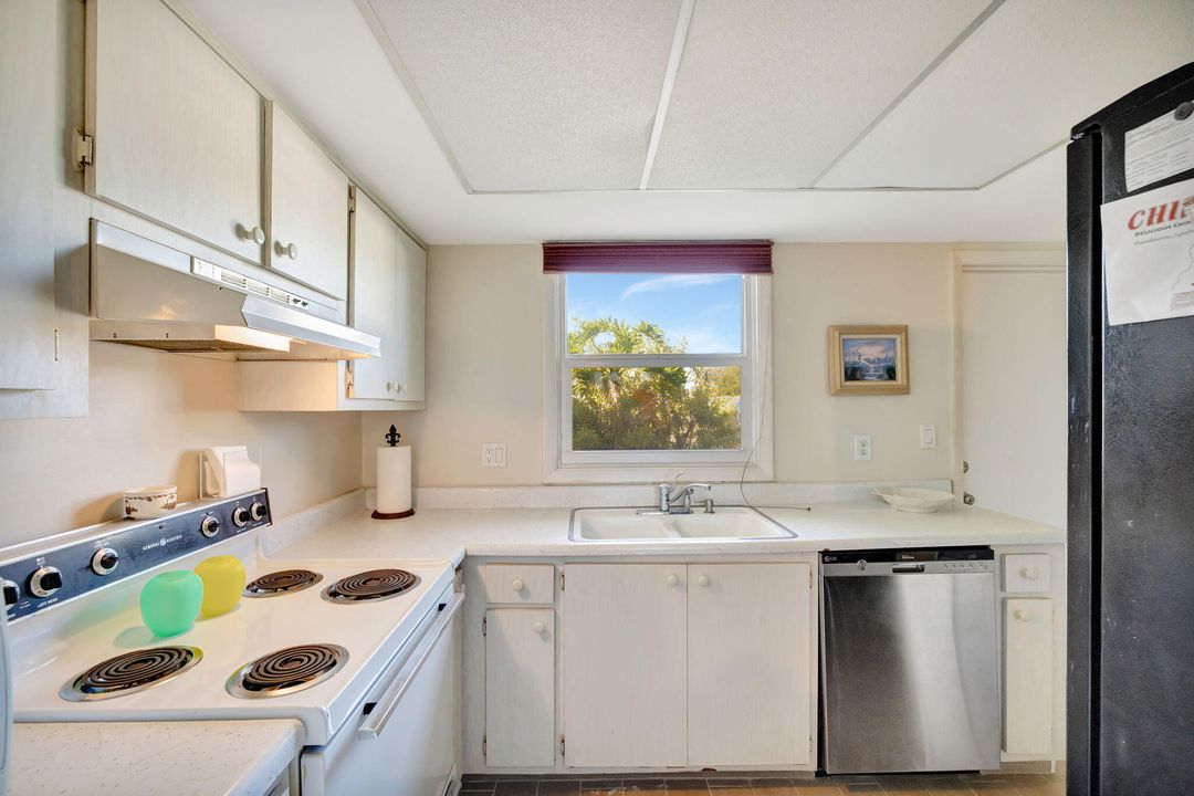 Active With Contract: $254,000 (2 beds, 1 baths, 1088 Square Feet)