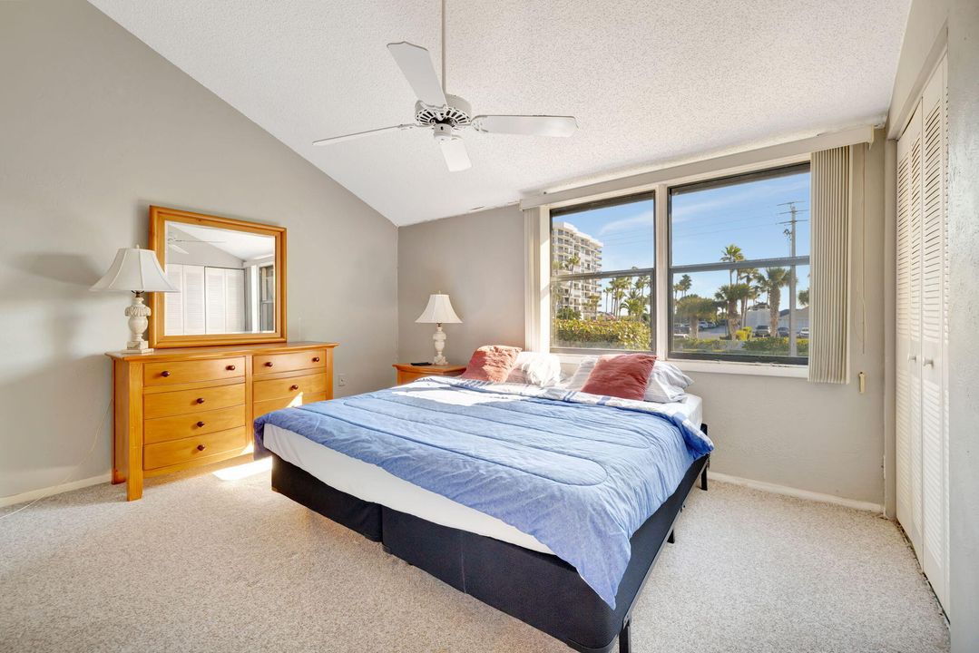 Active With Contract: $254,000 (2 beds, 1 baths, 1088 Square Feet)