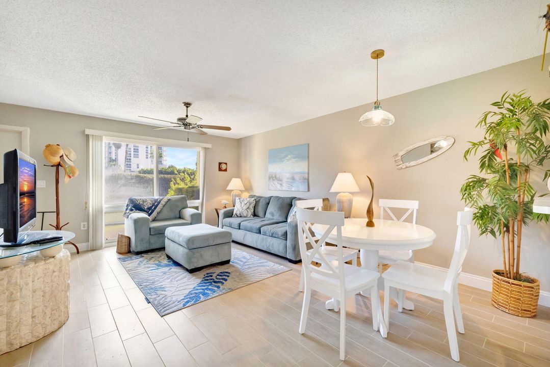 Active With Contract: $254,000 (2 beds, 1 baths, 1088 Square Feet)