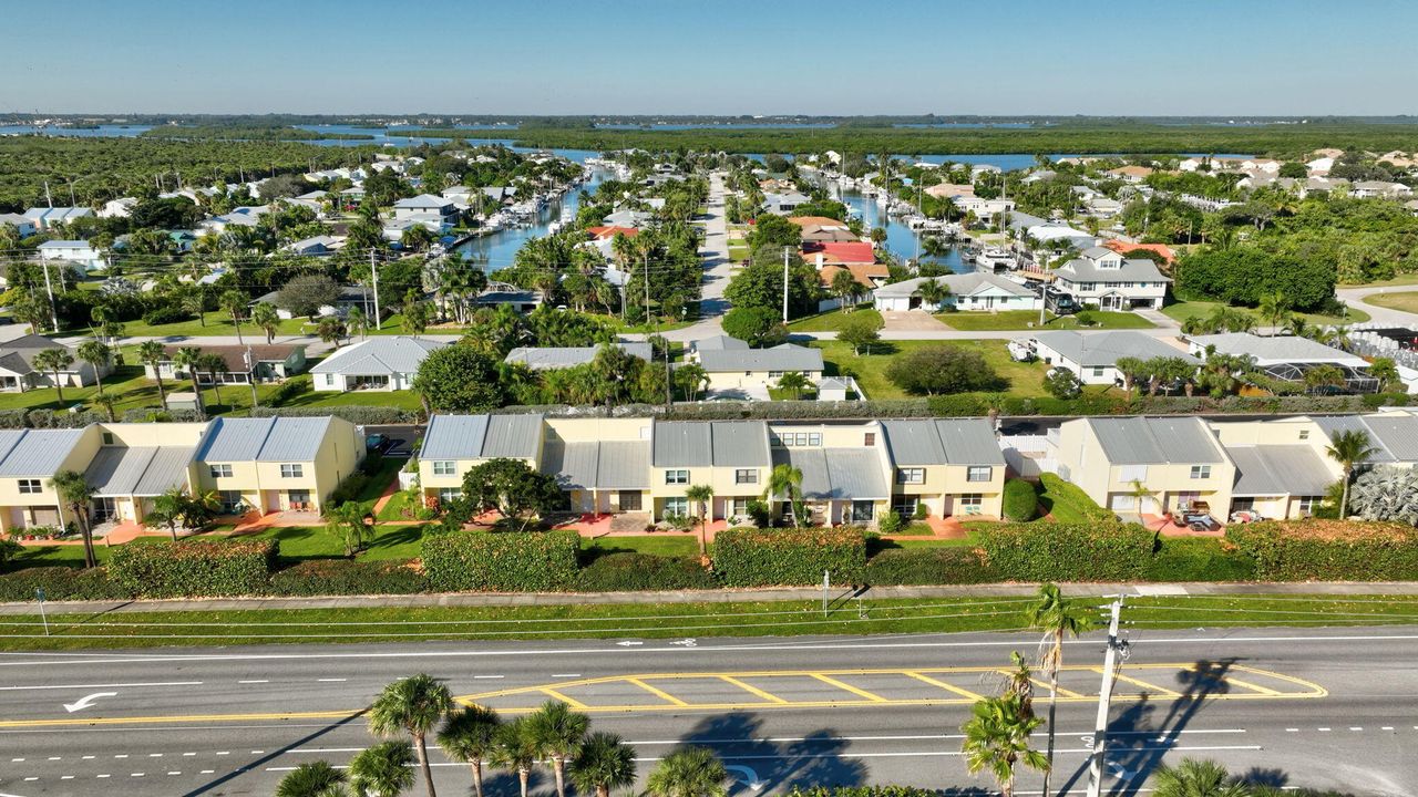 Active With Contract: $254,000 (2 beds, 1 baths, 1088 Square Feet)