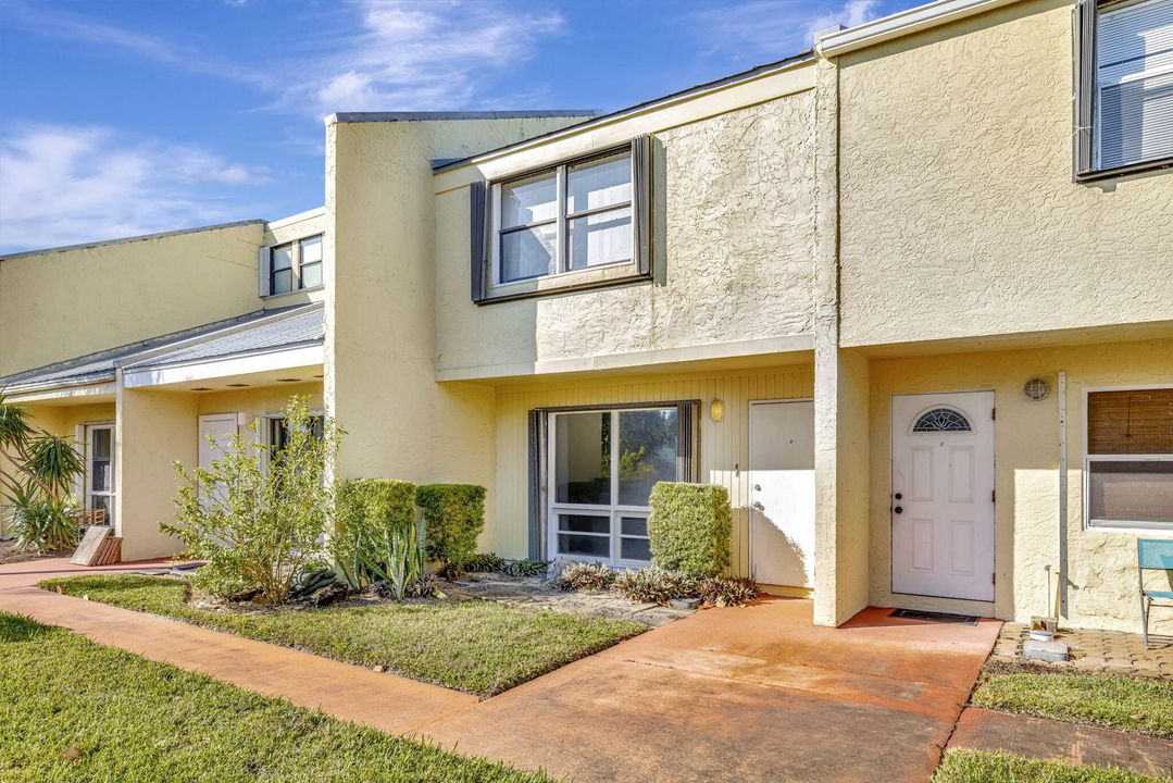 Active With Contract: $254,000 (2 beds, 1 baths, 1088 Square Feet)