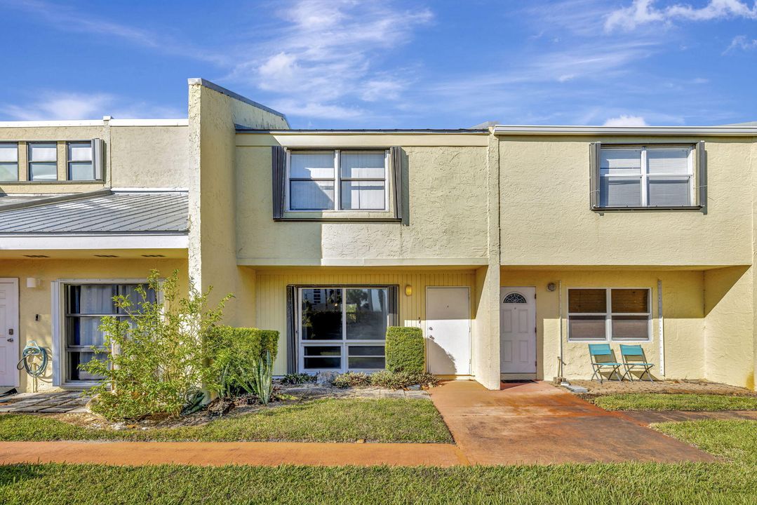 Active With Contract: $254,000 (2 beds, 1 baths, 1088 Square Feet)