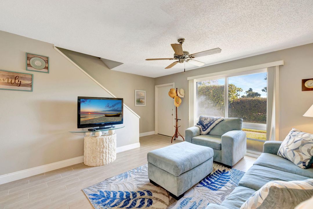 Active With Contract: $254,000 (2 beds, 1 baths, 1088 Square Feet)