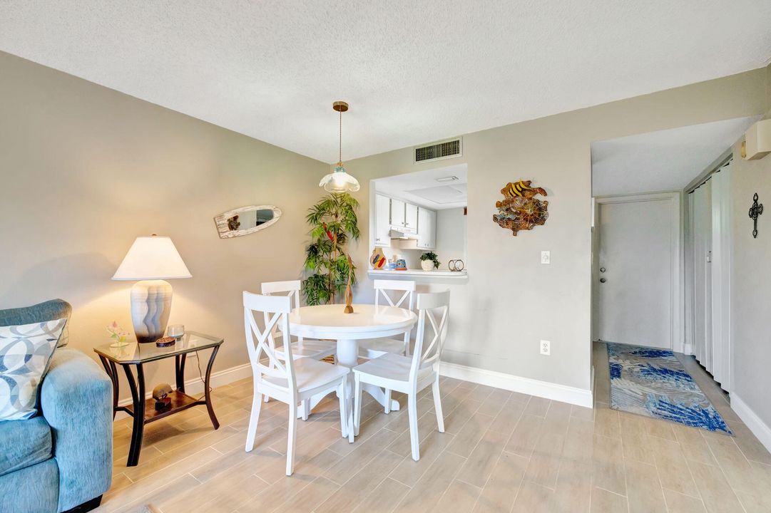 Active With Contract: $254,000 (2 beds, 1 baths, 1088 Square Feet)