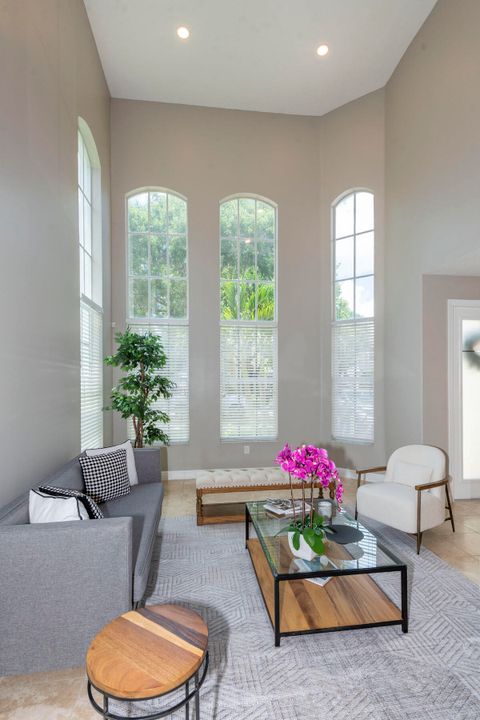 合同活跃: $799,000 (5 贝兹, 2 浴室, 3027 平方英尺)