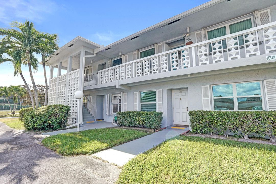Active With Contract: $185,000 (2 beds, 2 baths, 1167 Square Feet)