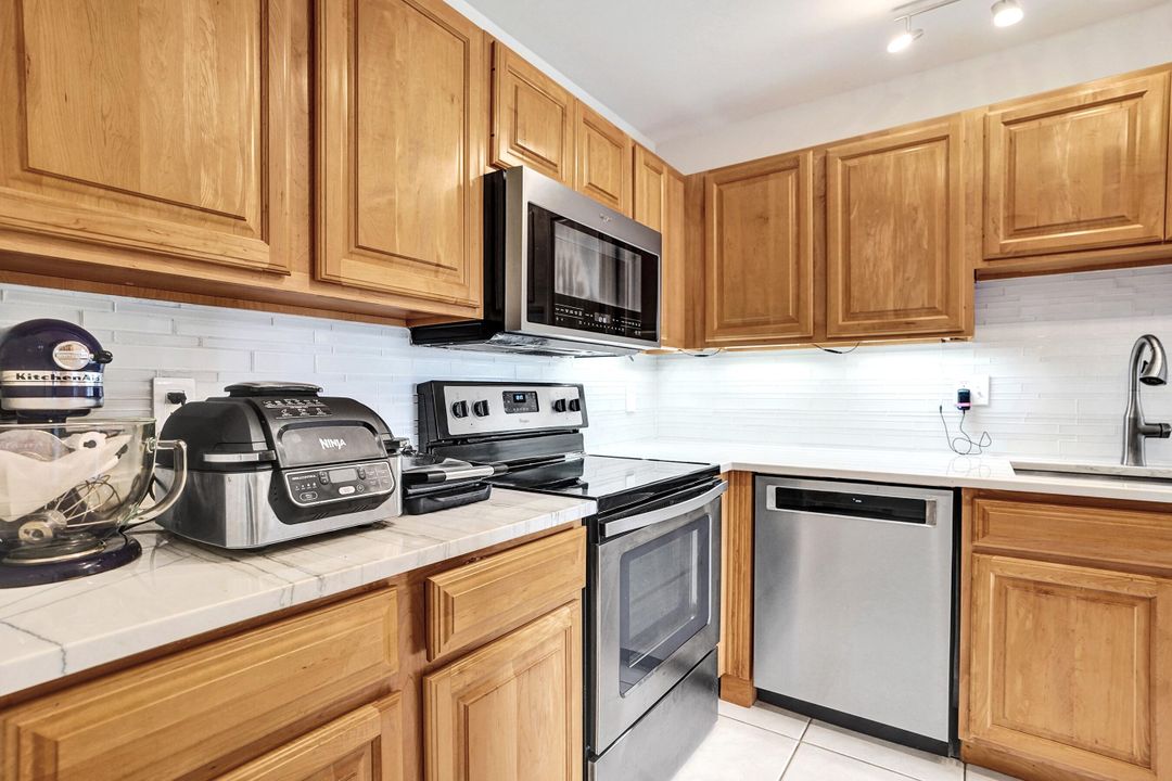 Active With Contract: $185,000 (2 beds, 2 baths, 1167 Square Feet)