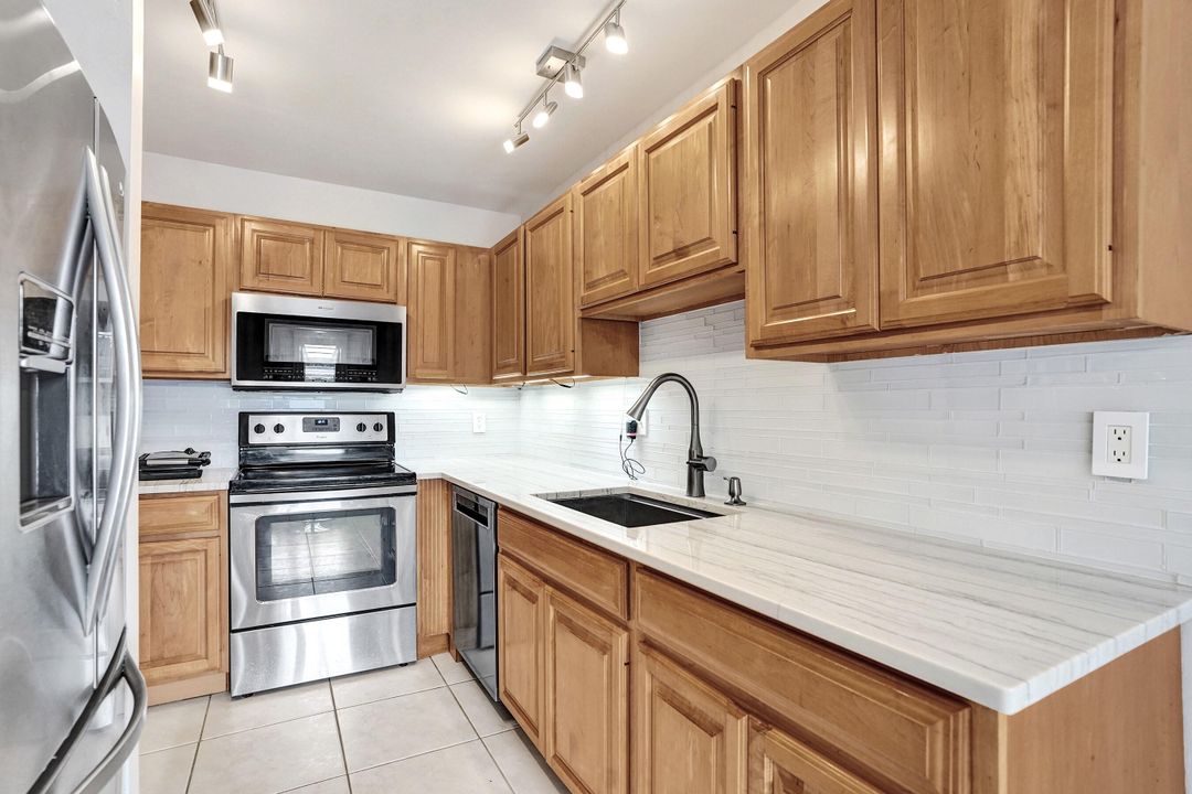 Active With Contract: $185,000 (2 beds, 2 baths, 1167 Square Feet)