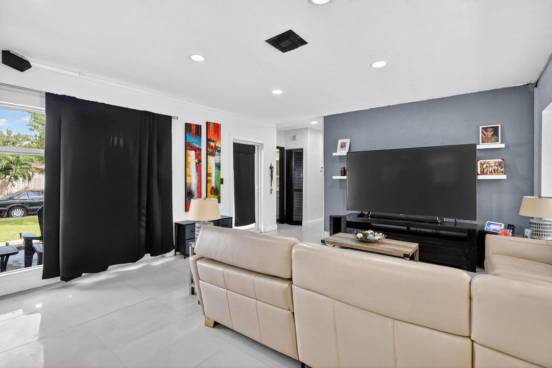 En Venta: $720,000 (5 camas, 3 baños, 1963 Pies cuadrados)