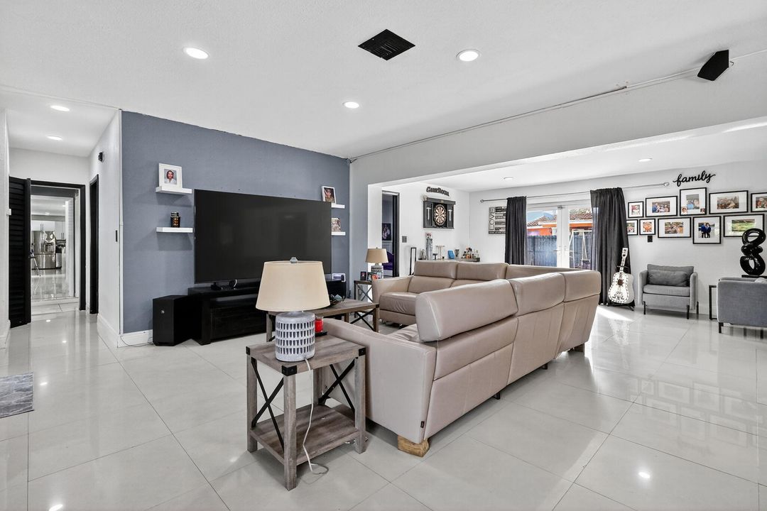 En Venta: $720,000 (5 camas, 3 baños, 1963 Pies cuadrados)