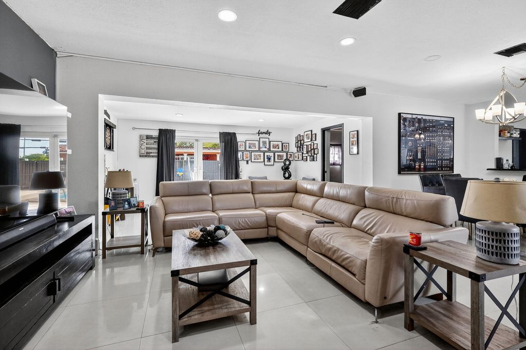 En Venta: $720,000 (5 camas, 3 baños, 1963 Pies cuadrados)