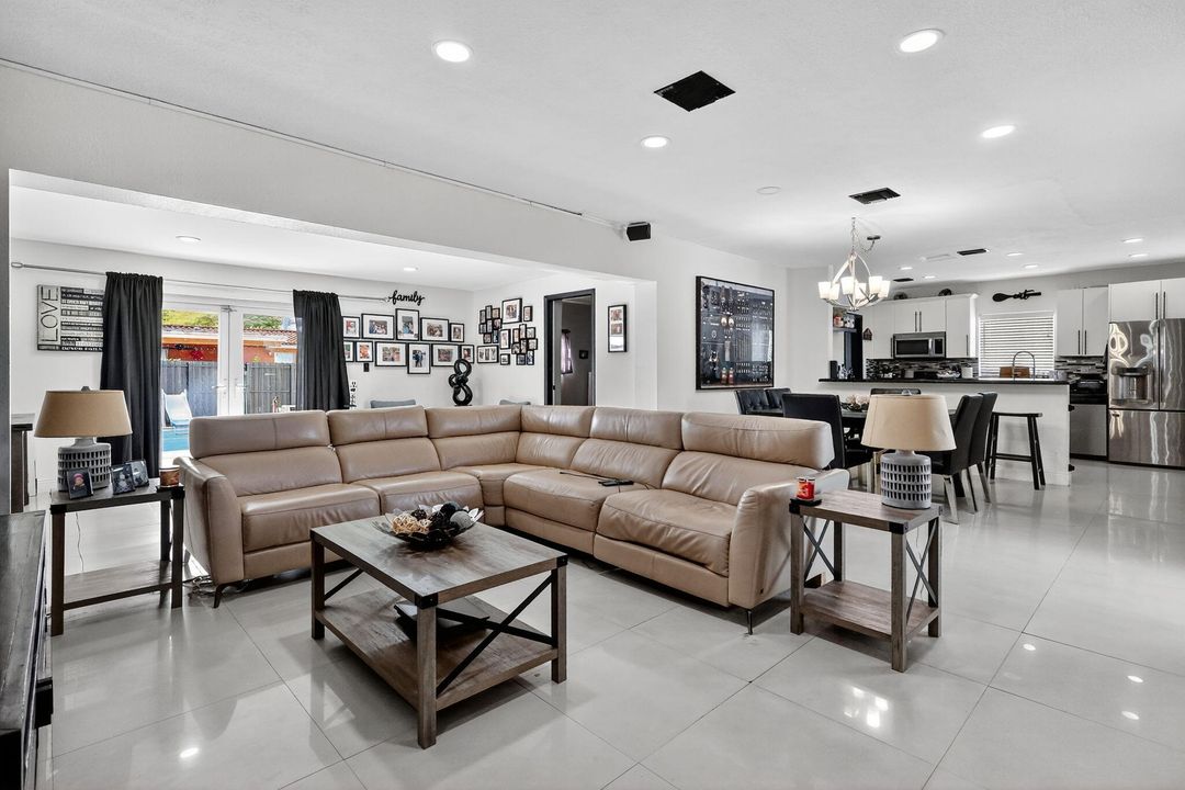 En Venta: $720,000 (5 camas, 3 baños, 1963 Pies cuadrados)