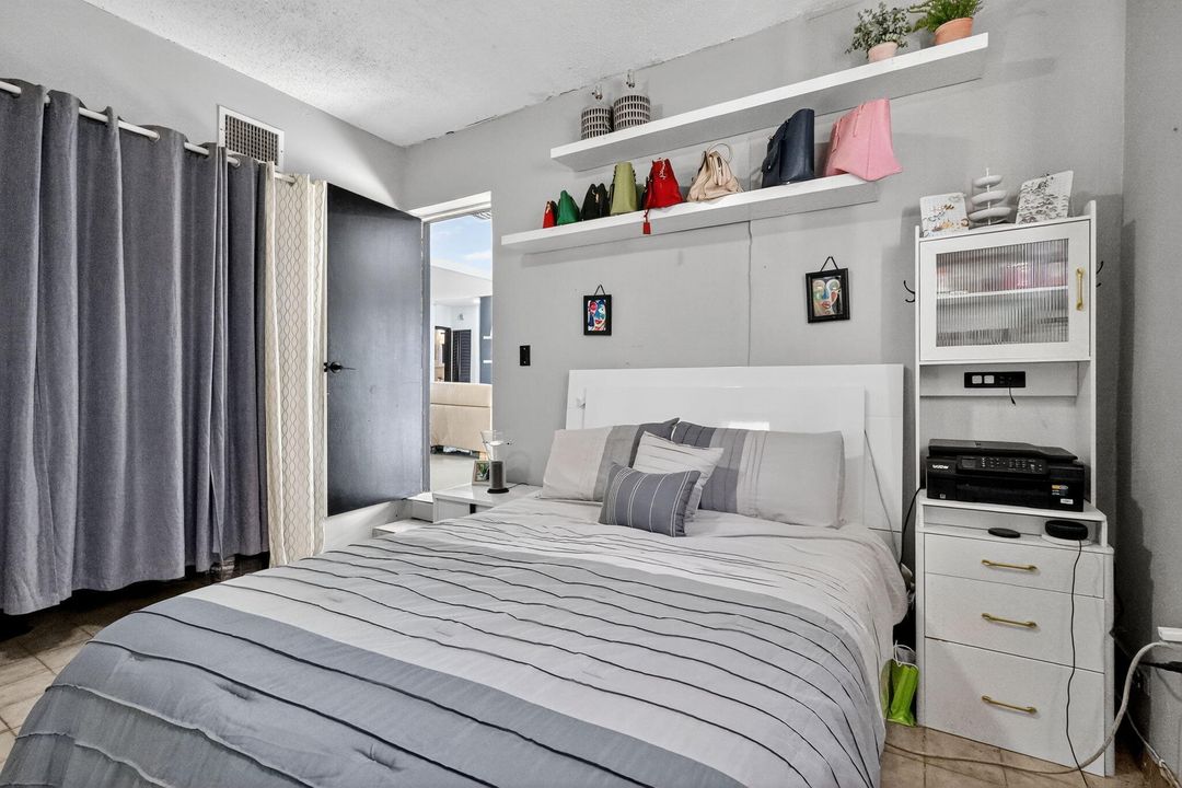 En Venta: $720,000 (5 camas, 3 baños, 1963 Pies cuadrados)