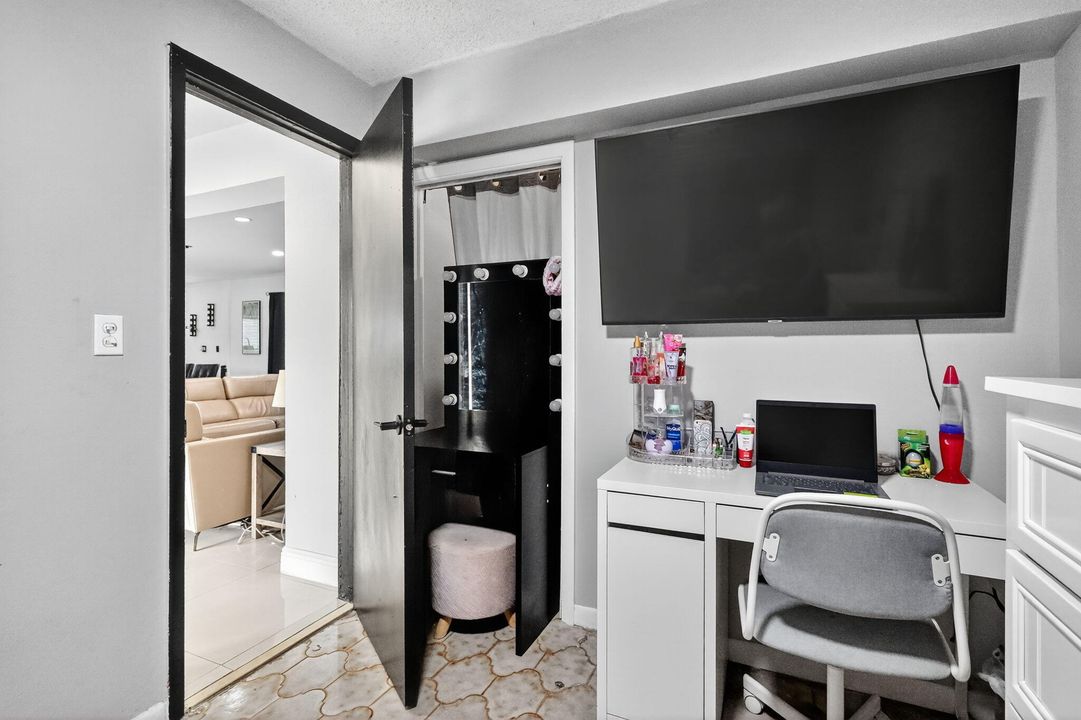 En Venta: $720,000 (5 camas, 3 baños, 1963 Pies cuadrados)