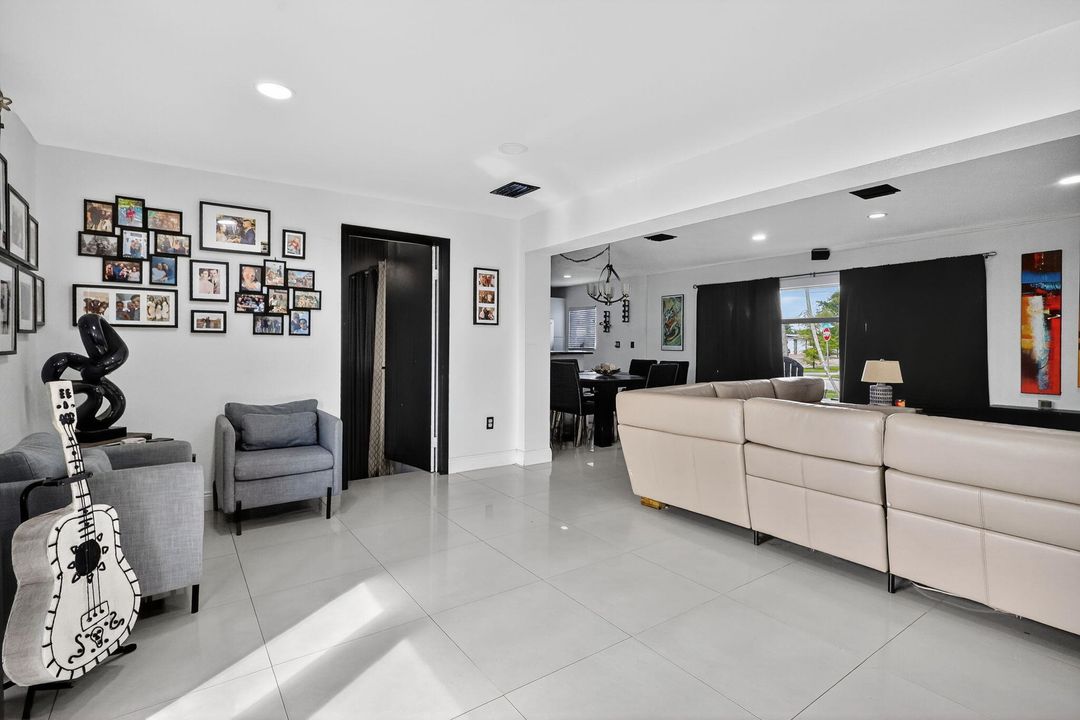 En Venta: $720,000 (5 camas, 3 baños, 1963 Pies cuadrados)