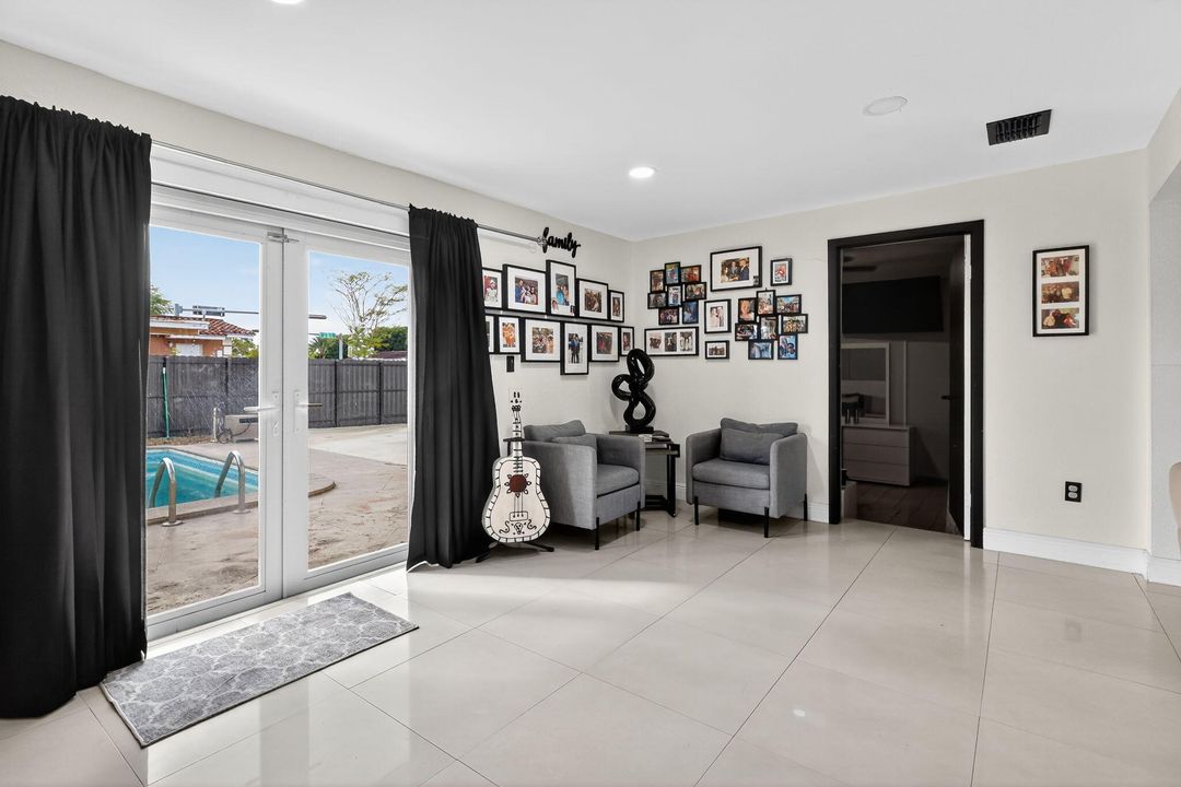 En Venta: $720,000 (5 camas, 3 baños, 1963 Pies cuadrados)