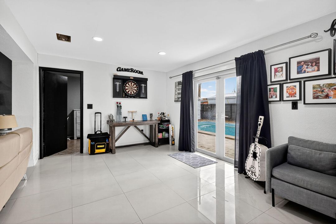 En Venta: $720,000 (5 camas, 3 baños, 1963 Pies cuadrados)