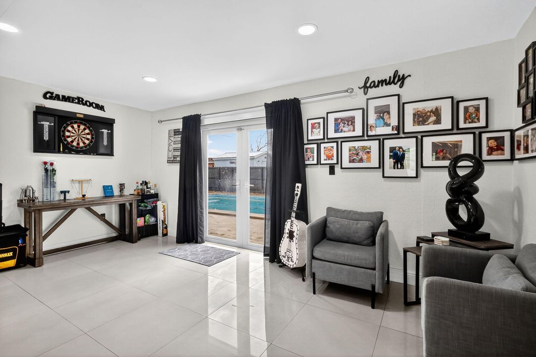 En Venta: $720,000 (5 camas, 3 baños, 1963 Pies cuadrados)