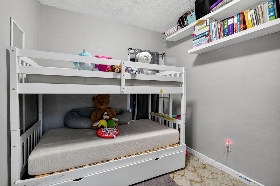 En Venta: $720,000 (5 camas, 3 baños, 1963 Pies cuadrados)