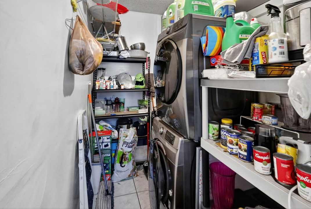 En Venta: $720,000 (5 camas, 3 baños, 1963 Pies cuadrados)