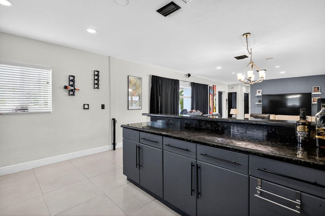 En Venta: $720,000 (5 camas, 3 baños, 1963 Pies cuadrados)