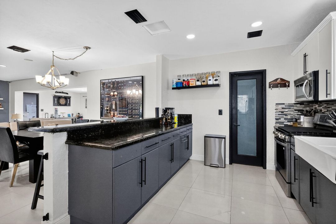 En Venta: $720,000 (5 camas, 3 baños, 1963 Pies cuadrados)