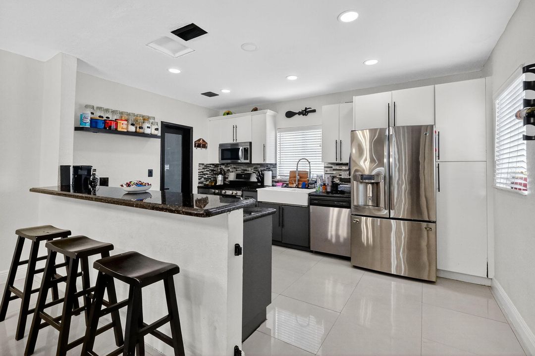 En Venta: $720,000 (5 camas, 3 baños, 1963 Pies cuadrados)