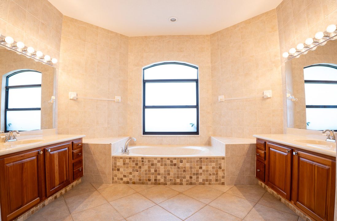 For Sale: $2,199,000 (4 beds, 3 baths, 3402 Square Feet)