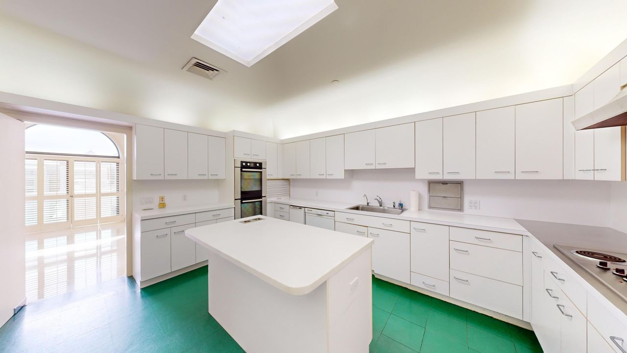 For Sale: $15,500,000 (3 beds, 3 baths, 3560 Square Feet)