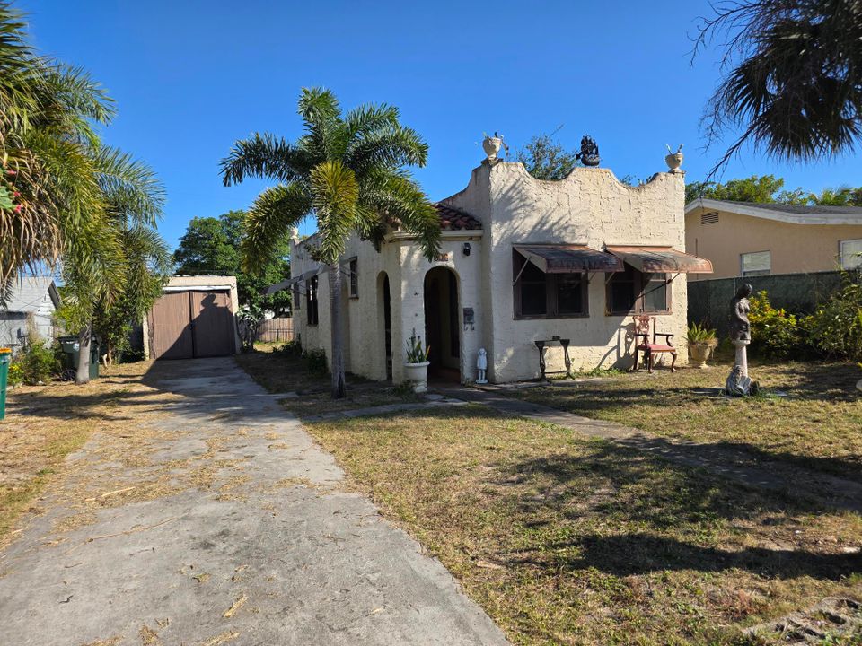 На продажу: $279,900 (2 спален, 1 ванн, 832 Квадратных фут)