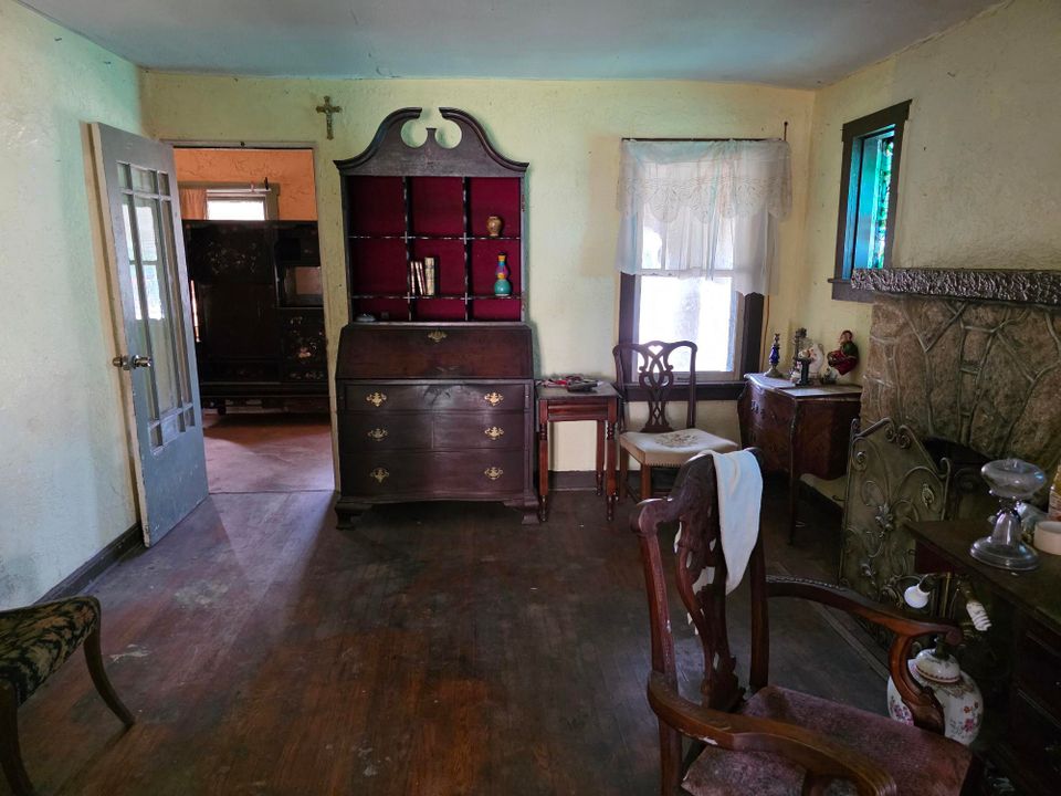 На продажу: $279,900 (2 спален, 1 ванн, 832 Квадратных фут)