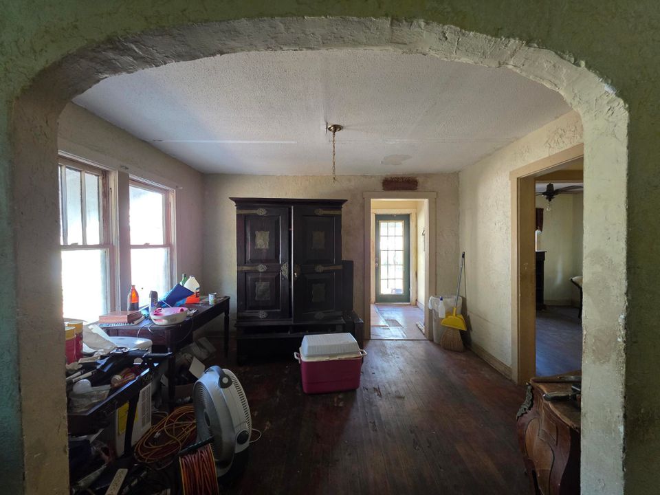 На продажу: $279,900 (2 спален, 1 ванн, 832 Квадратных фут)