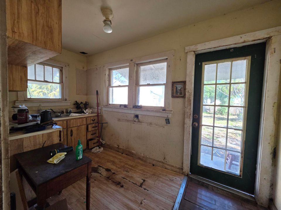 На продажу: $279,900 (2 спален, 1 ванн, 832 Квадратных фут)