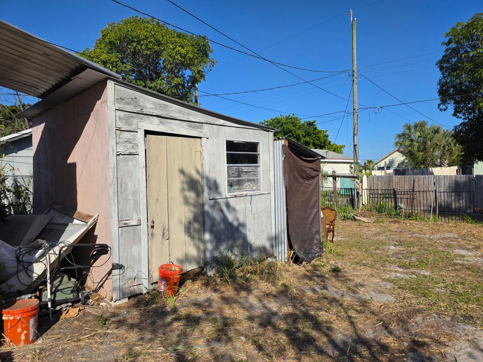 На продажу: $279,900 (2 спален, 1 ванн, 832 Квадратных фут)