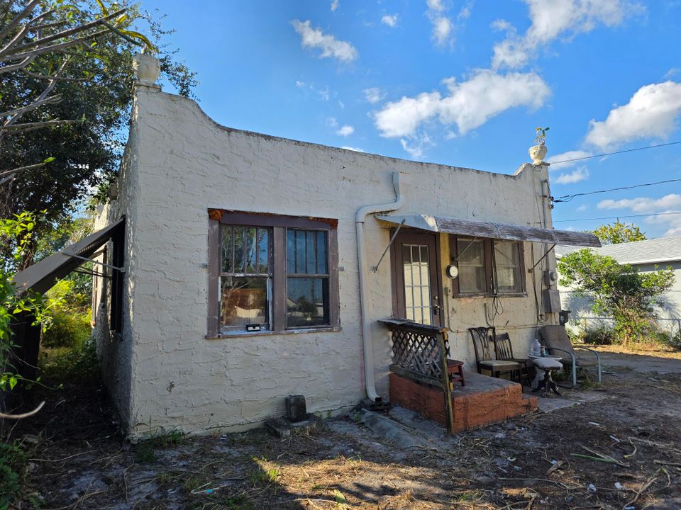 На продажу: $279,900 (2 спален, 1 ванн, 832 Квадратных фут)