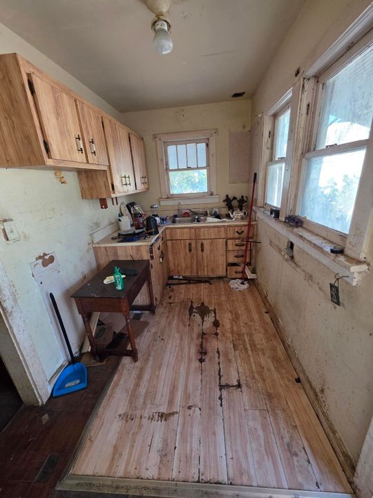 На продажу: $279,900 (2 спален, 1 ванн, 832 Квадратных фут)