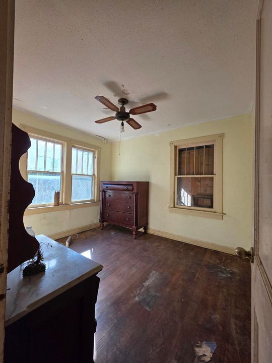 На продажу: $279,900 (2 спален, 1 ванн, 832 Квадратных фут)