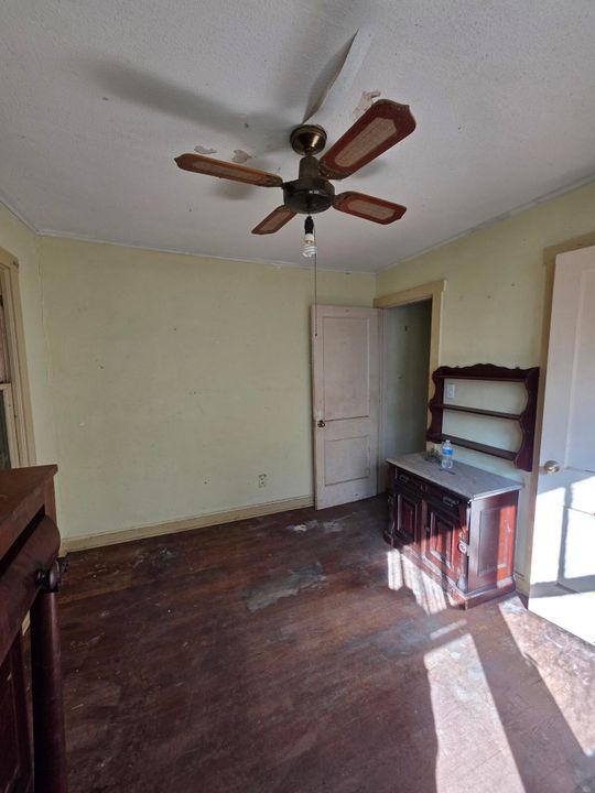 На продажу: $279,900 (2 спален, 1 ванн, 832 Квадратных фут)