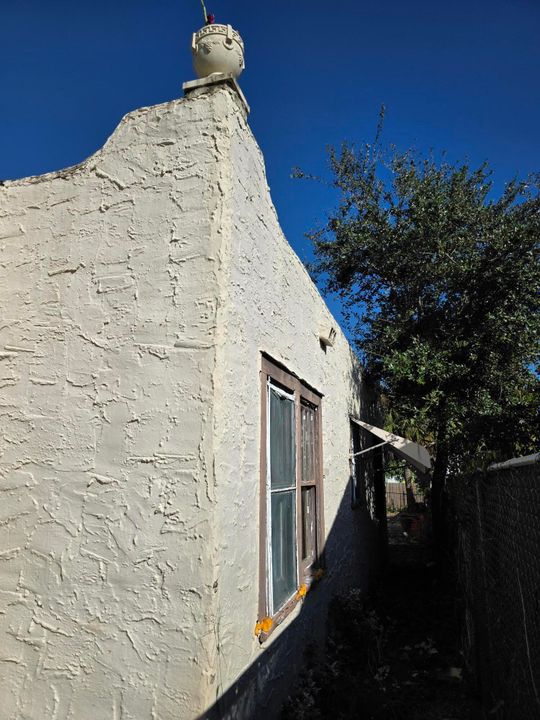 На продажу: $279,900 (2 спален, 1 ванн, 832 Квадратных фут)