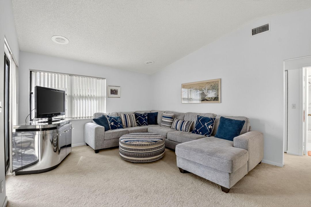 For Rent: $1,750 (2 beds, 2 baths, 1049 Square Feet)